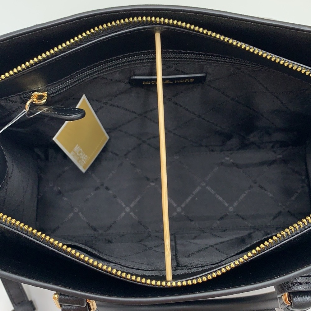 MICHAEL KORS SHEILA MEDIUM
CENTER ZIP SATCHEL CROSSBODY
BLACK COLOR - Picture 13 of 16
